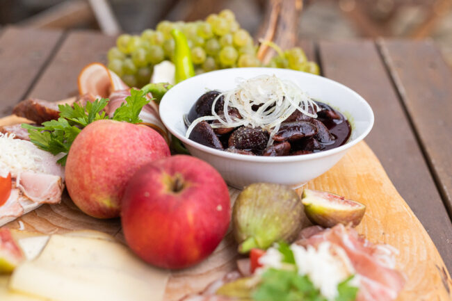 Steirische Buschenschankjause mit Käferbohnensalat, Äpfel und einem belegten Brot, Käse, uvm (c) Punkt und Komma