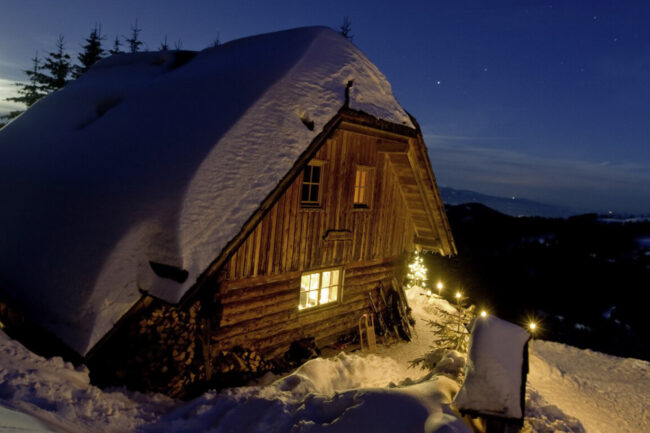 Winter auf der Almhütte in den Bergen Urlaub auf der Alm - Almhütten, Chalets, uvm