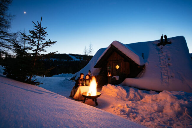Abendstimmung vor der Almhütte mit Feuer