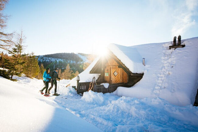 schneeschuhwandern-vor-huette-ktn-urlaubaufderalm-02
